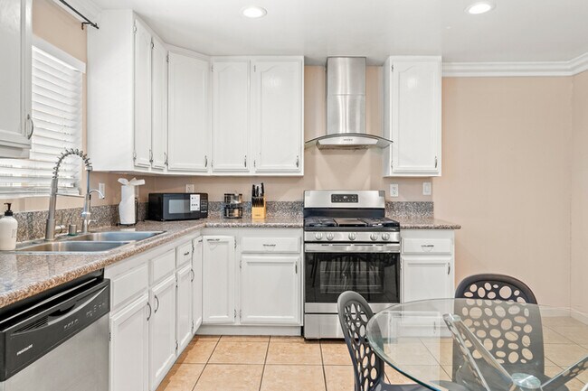 Foto del edificio - Fully Furnished 2BR Home with Crib — Mid-T...