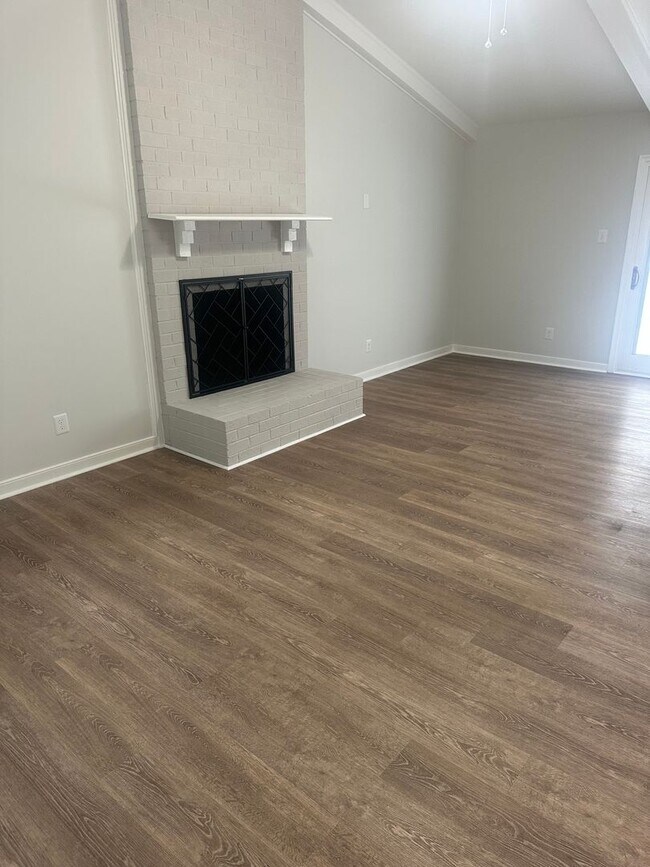 Foto del edificio - 912 Hartford Ln