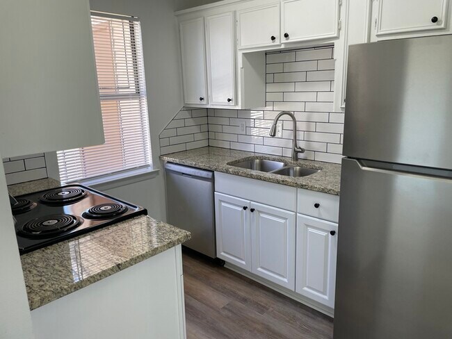 Foto del edificio - Totally updated 2 bedroom 1.5 bath Town ho...