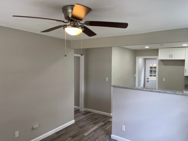 Foto del edificio - Newly Renovated 3 bed/2 bath - great location! MOVE IN SPECIAL!