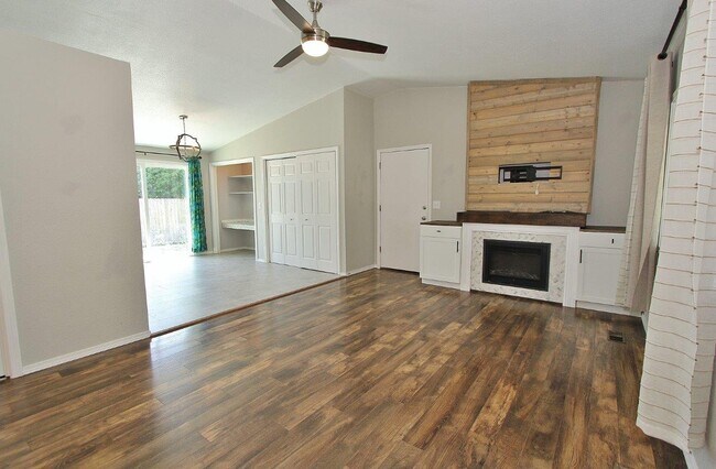 Foto del edificio - 3816 N Shamrock Ave
