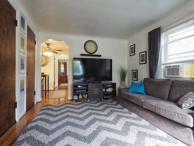 Foto del edificio - 6217 Fairhurst Ave