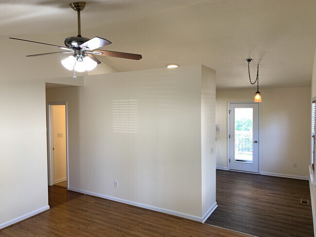 Vista del pasillo de la sala de estar - 1129 Woodbriar Street
