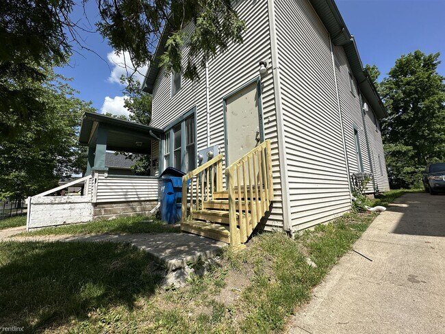 Building Photo - 1 br, 1 bath Triplex - 116 W Biddle St 116...