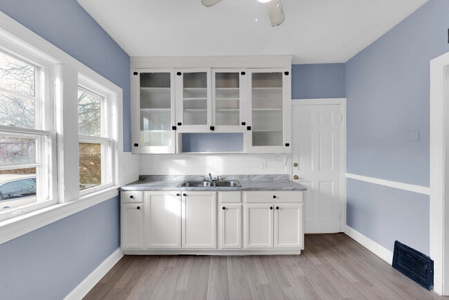 Building Photo - 2206 Kenneth Ave