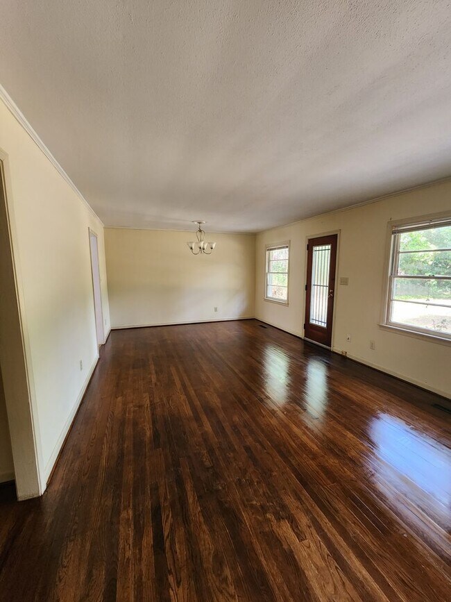 Building Photo - 3 Bedroom 1.5 Bathroom in the Heart of Val...