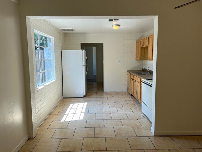 Foto del edificio - 2138 W Lewis Ave
