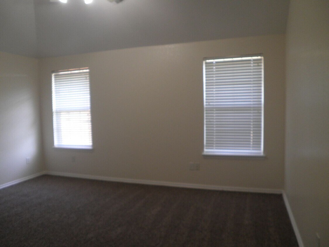 Foto del edificio - Nice 3 bedroom, 2 bath, 2 car garage in Noble