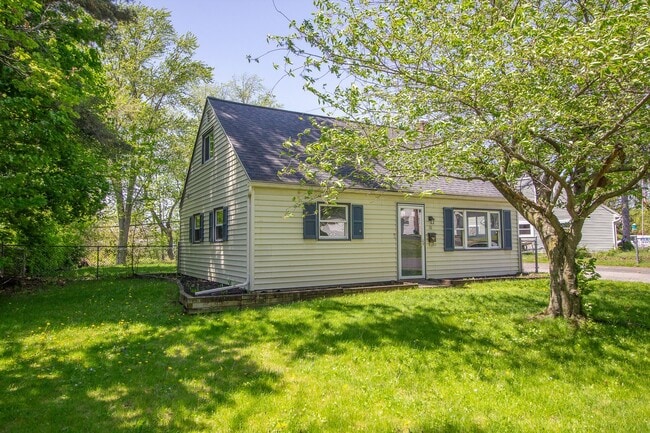 Building Photo - Charming Home for Rent in North Colonie Sc...