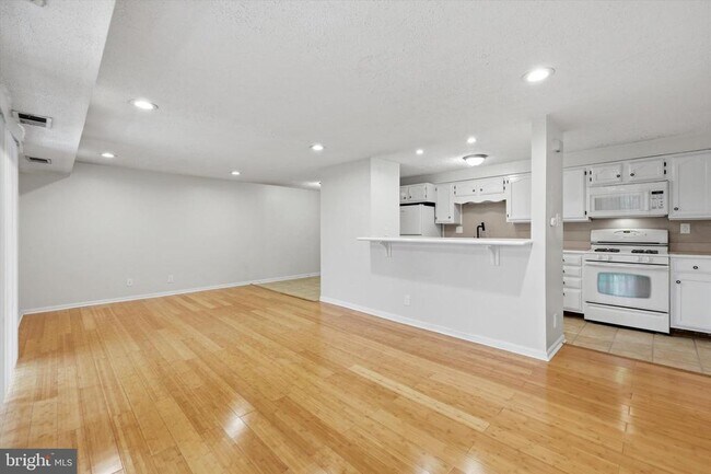 Foto del edificio - 100 Kenwood Dr