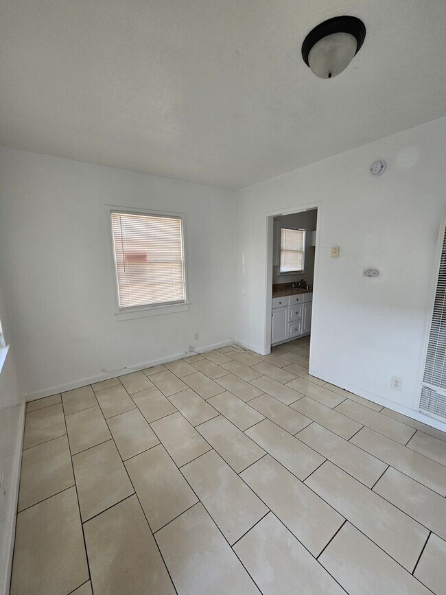 Foto del edificio - 1+ 1 Bed 1 Bath Cottage in San Jacinto $1395.00