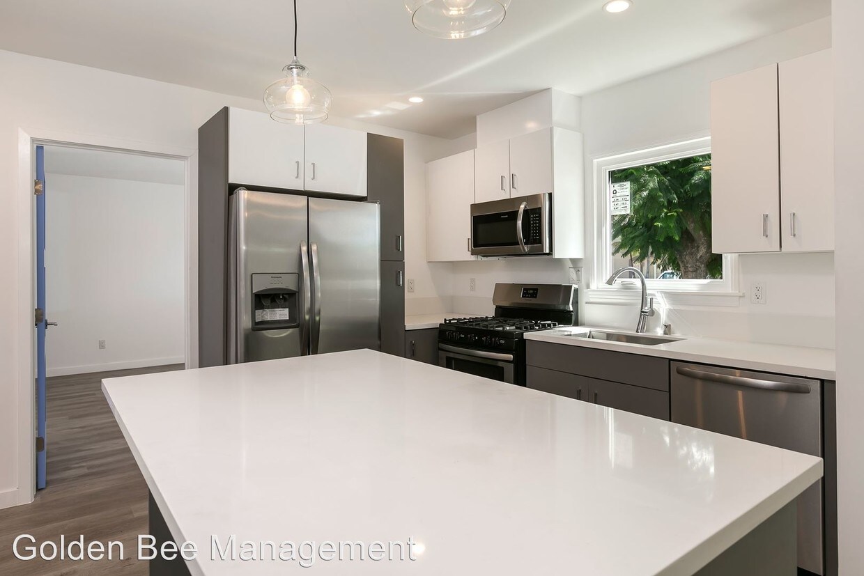 Primary Photo - 3 br, 2 bath Apartment - 2071 Pine Ave