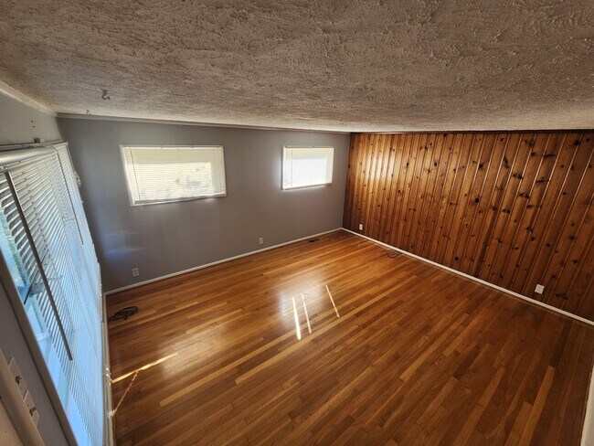 View from the front door into living room. - 1104 Spring St