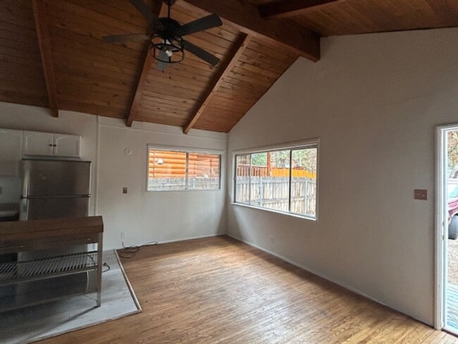 Foto del edificio - 275 Leonard Ln