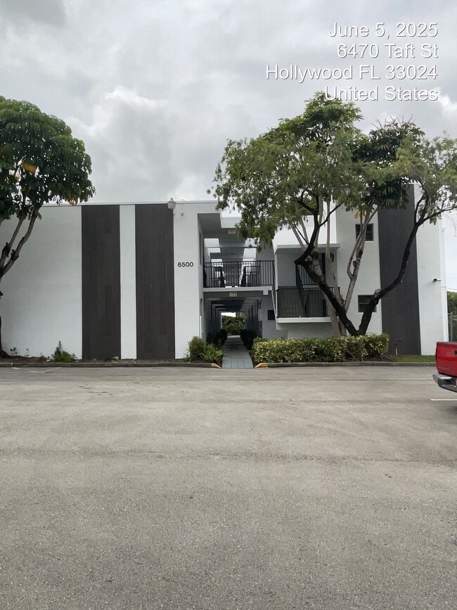 Building Photo - Taft Plaza Apartments