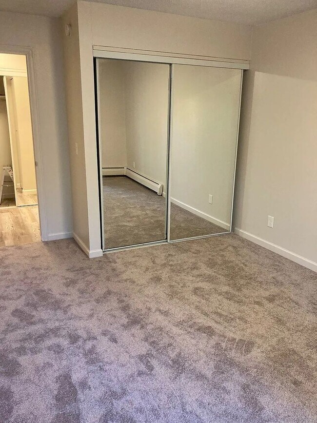 Building Photo - 1 Bedroom Condo Available Now!