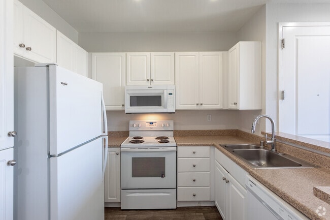 1BR, 1BA - 790SF - Pacific Shores