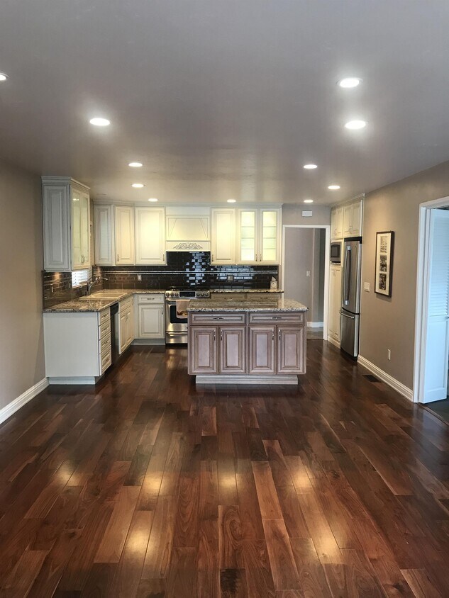 Primary Photo - 202 Mar Vista Dr