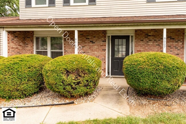 Building Photo - 5005/5007 Vermont Ln.