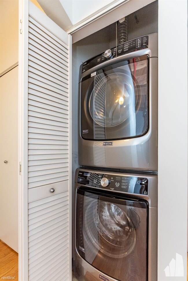 Building Photo - 1 br, 1 bath Condo - 375 W Erie St