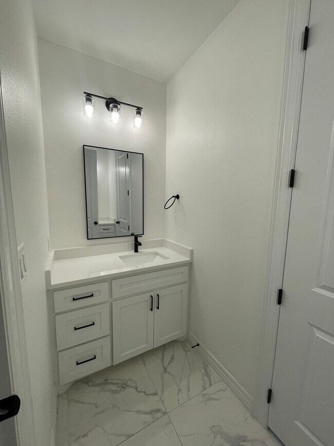 Foto del edificio - Modern Comfort & Style 4-Bedroom Home in A...