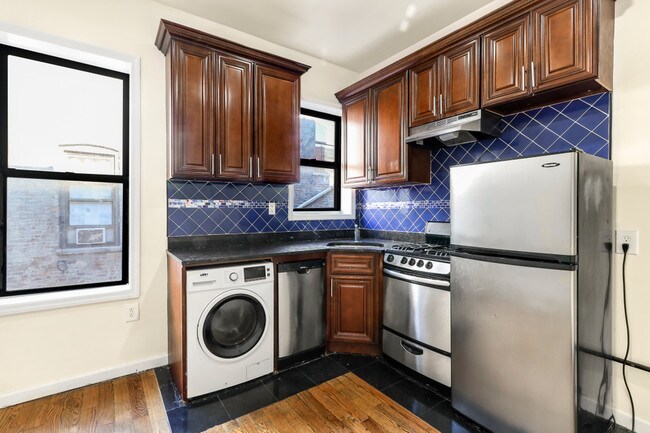 Building Photo - 204 W 109th St