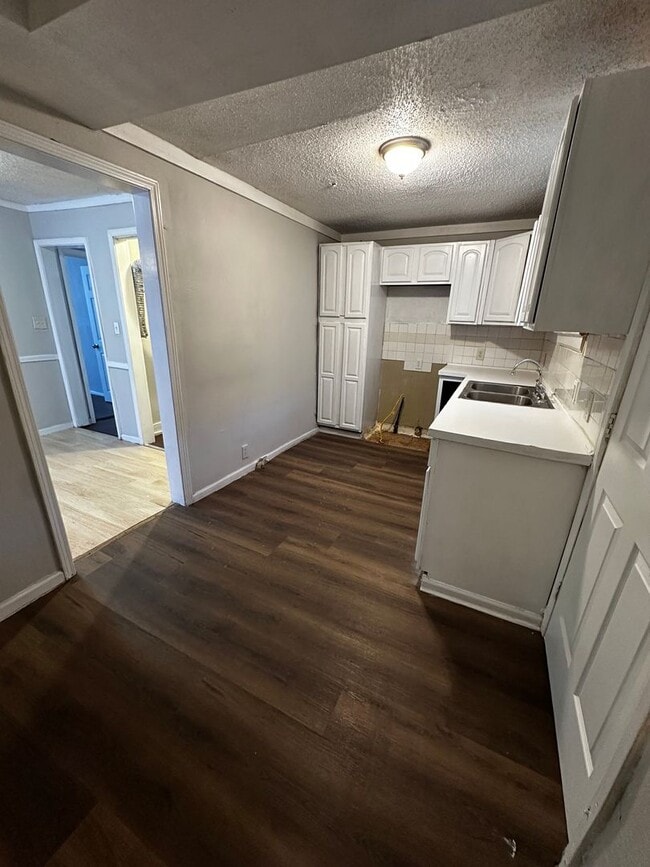 Building Photo - 3 bed 1 1/2 bath