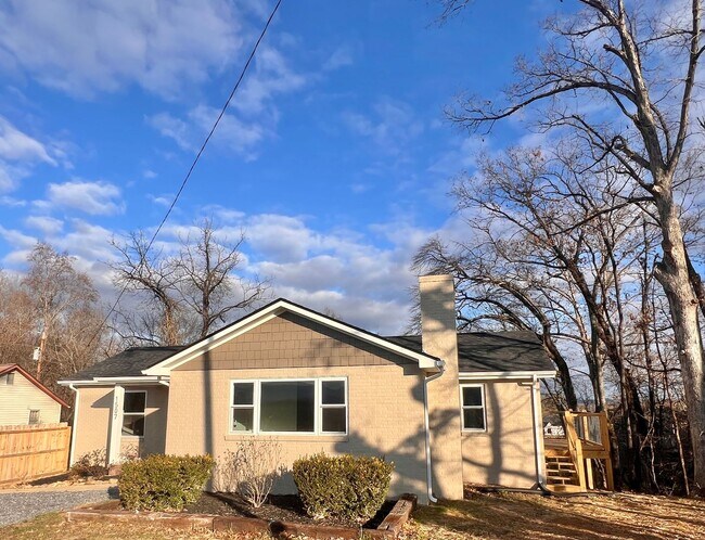 Foto del edificio - Newly Renovated Modern Cottage in Sevierville, TN — 2 Bed, 2 Bath, Open-Concept Living