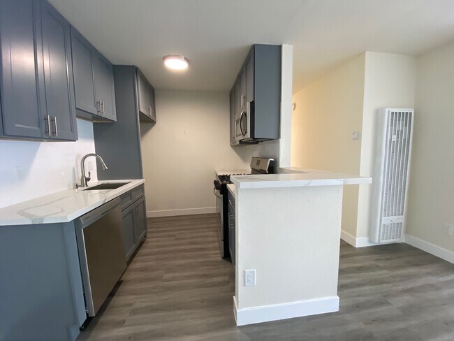 Foto del edificio - 6943 Hazeltine Ave