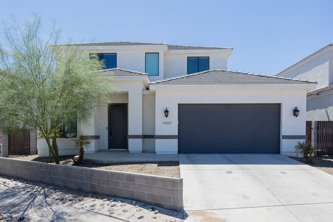 Building Photo - 1409 E Shangri La Rd