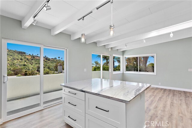 Foto del edificio - 1435 Bluebird Canyon Dr