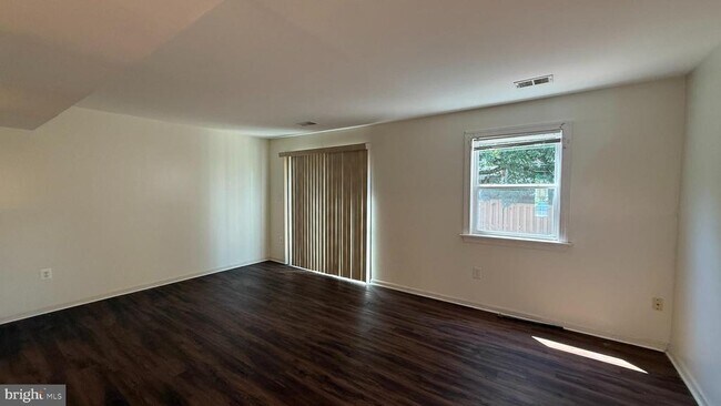 Building Photo - 2015 Mayflower Dr