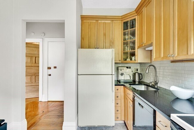 Foto del edificio - 242 Beacon St
