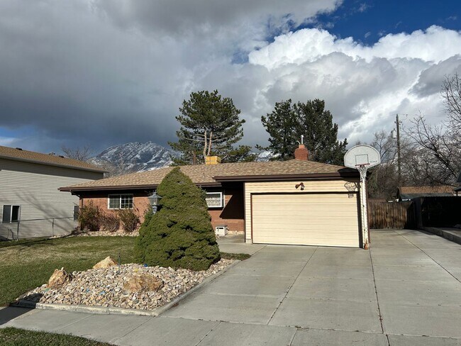 Building Photo - Spacious 5 Bed 3 Bath Home in Cottonwood H...