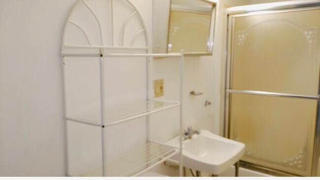 bathroom - 621 E Northampton St