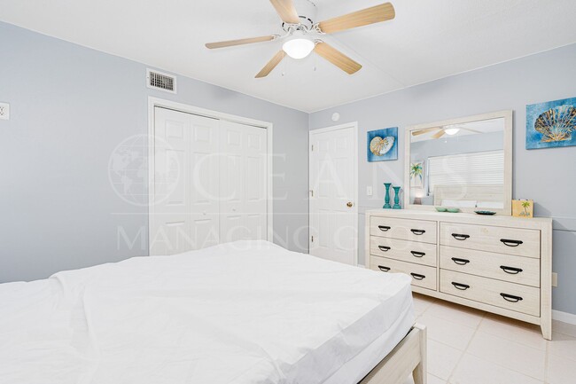 Building Photo - 2 BED/ 1 BATH CONDO STEPS FROM THE OCEAN
