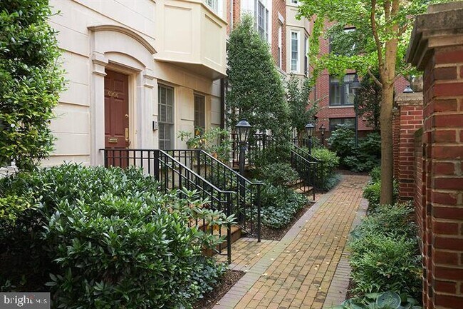 Foto del edificio - 4906 Montgomery Ln