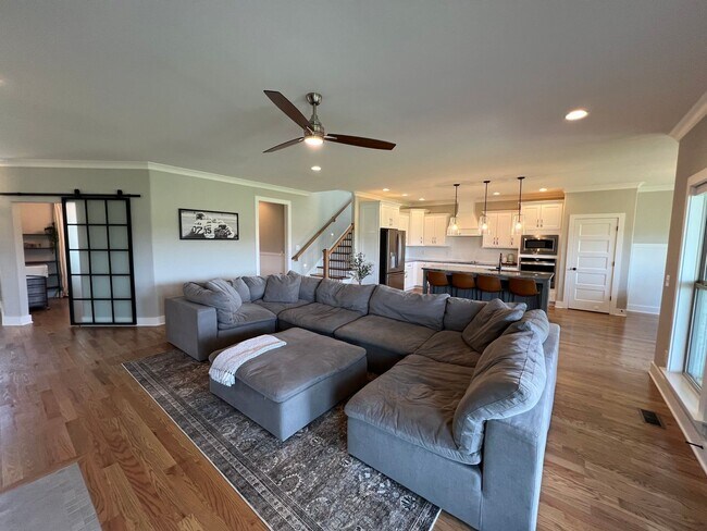 Building Photo - Stunning 4 Bedroom 3 Bathroom + Bonus & Of...