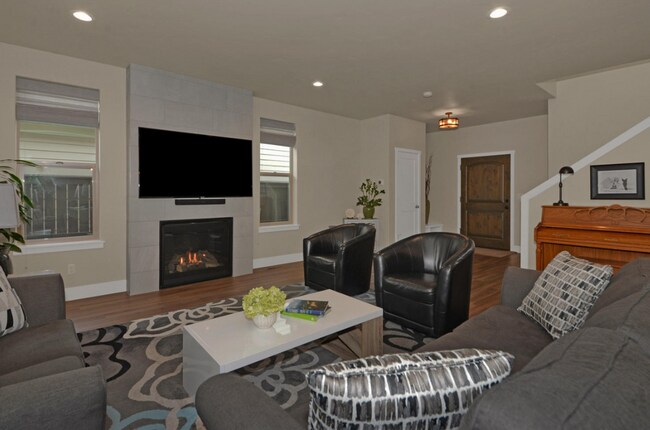 Building Photo - Beautiful 3 Bed/2.5 Bath Home in NW Bend - Via Cambria