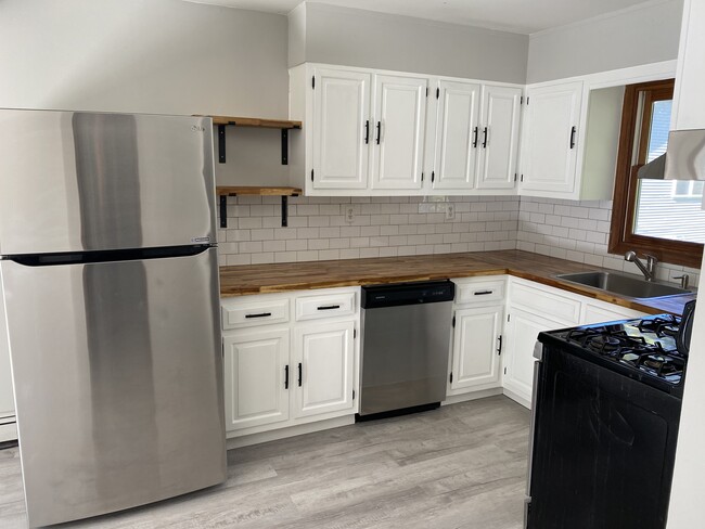 Kitchen - 40 Highland Ave