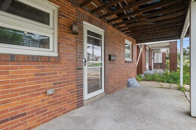Foto del edificio - 2046 Pioneer Ave