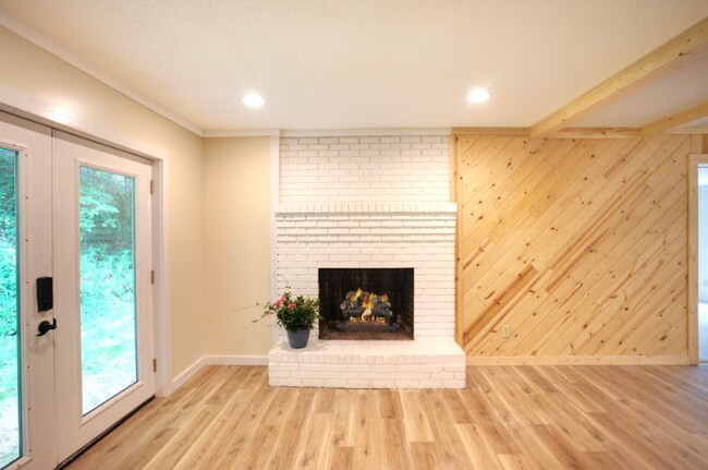 Building Photo - 114 US-19E