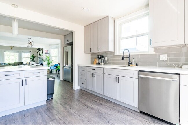 Foto del edificio - 10246 40th Ave SW