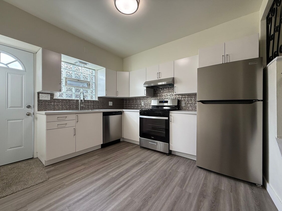 Foto principal - Newly updated 2BR house with yard, off str...