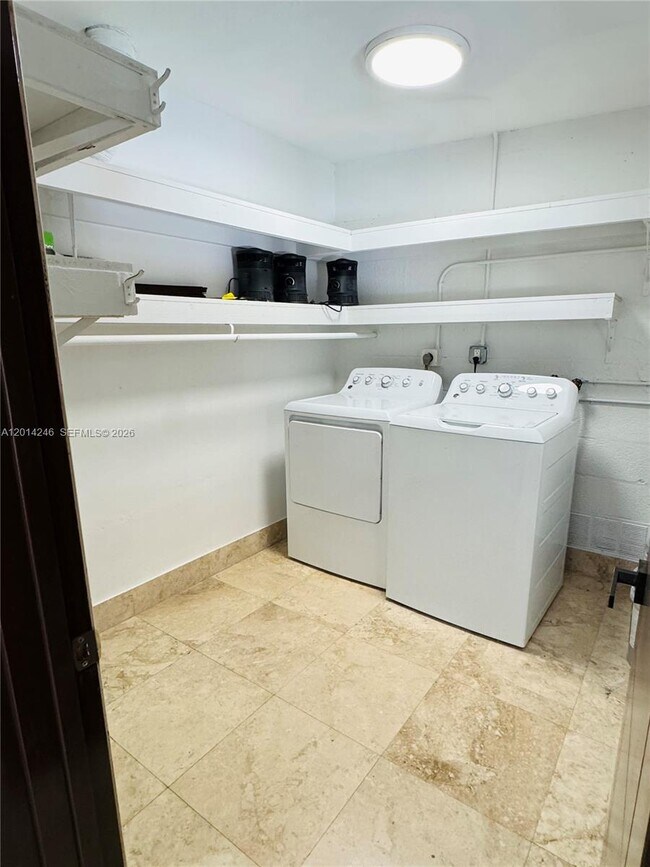 Foto del edificio - 8320 NW 180th St