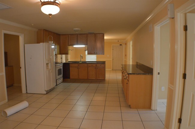 Building Photo - 2925 Montclaire Ave