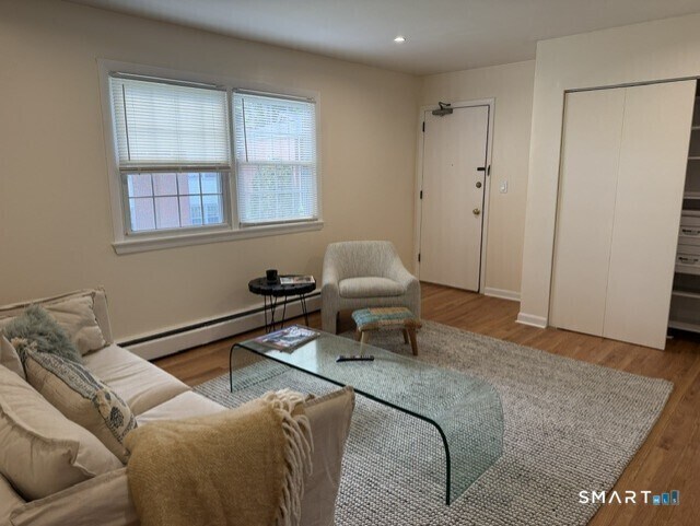 Foto del edificio - 949 Hopmeadow St