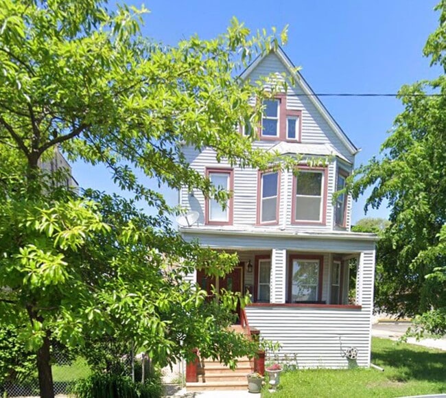 Frente de la casa - 4816 W Berteau Ave
