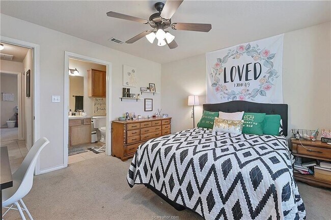 Foto del edificio - AUGUST 2026-2027 PRE-LEASE!! Don't miss this beautiful duplex located within minutes of Texas A&M!