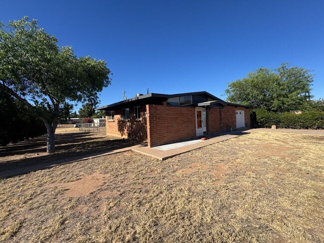Foto del edificio - 4501 Pine Tree Dr